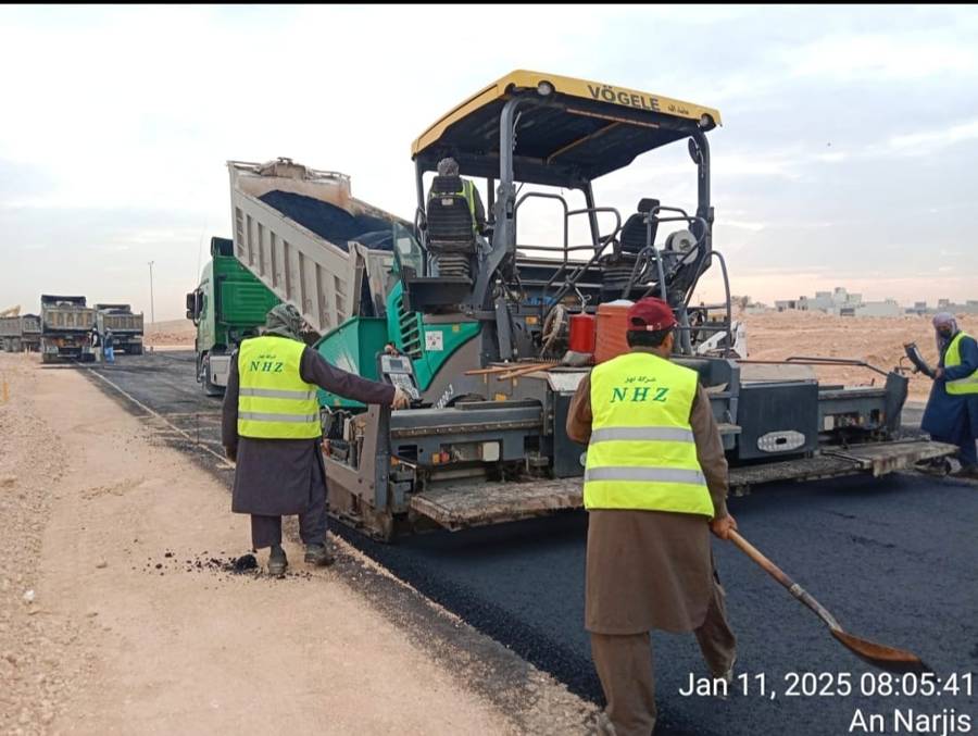 Laying asphalt layers