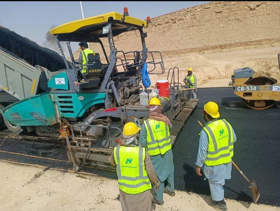 Spreading and compacting asphalt