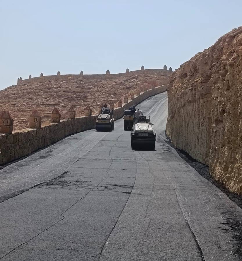 Compacting asphalt on a mountain road