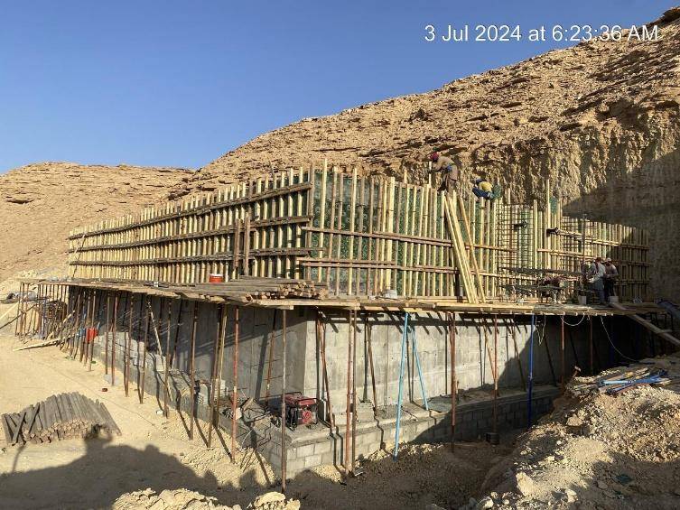Formwork and reinforcement of a tank on a hillside